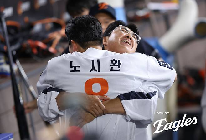 지난 2일 KIA전에서 홈런을 때린 뒤 채은성과 포옹하는 노시환. 사진=한화 이글스