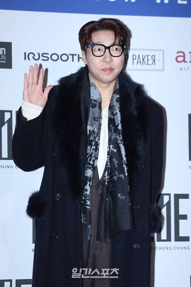 크리에이터 대도서관이 7일 오후 서울 중구 동대문디자인플라자(DDP)에서 열린 서울패션위크 '라이' 포토월 행사에 참석해 포즈를 취하고 있다. 서병수 기자 qudtn@edaily.co.kr /2025.02.07/