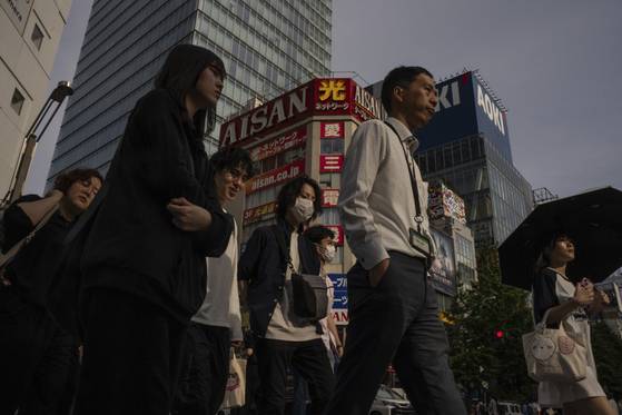 지난 5월 일본 도쿄 아키하바라 거리를 시민들이 걷고 있다. AP=연합뉴스