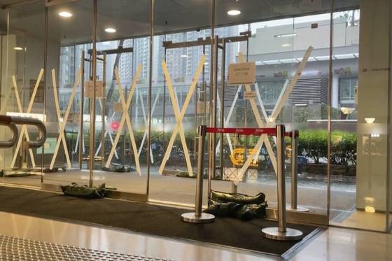 8일(현지시간) 홍콩에서 열대성 폭풍 ‘타파’에 대비해 한 쇼핑센터 출입문이 테이프와 모래주머니로 봉쇄돼 있다. AP=연합뉴스