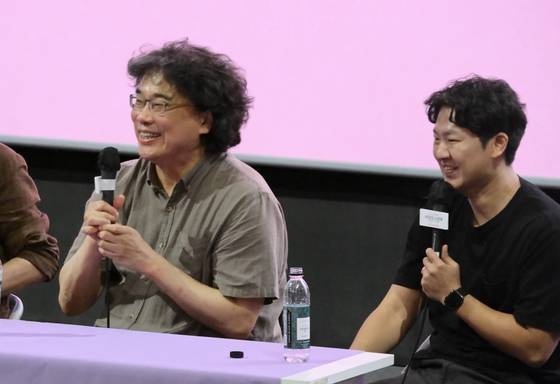 영화 '비밀일 수밖에' GV(관객과의 대화)에 참석한 봉준호 감독(왼쪽)과 김대환 감독. 사진 슈아픽처스, AD406