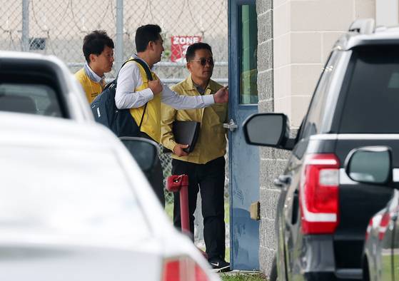 조기중 워싱턴 총영사가 8일(현지시간) 미국 당국의 이민단속으로 체포된 현대차-LG엔솔 배터리공장 건설 현장 직원들이 수감돼 있는 조지아주 포크스턴의 이민세관단속국(ICE) 구금시설로 들어서고 있다. 연합뉴스