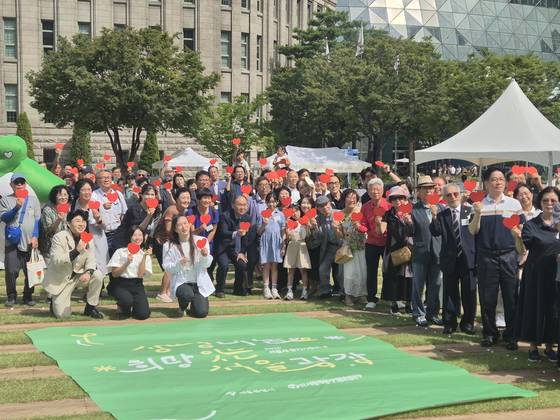지난 8일 장기기증의날 기념식에 참석한 뇌사 장기기증인 유가족과 참석자들의 모습. 전율 기자