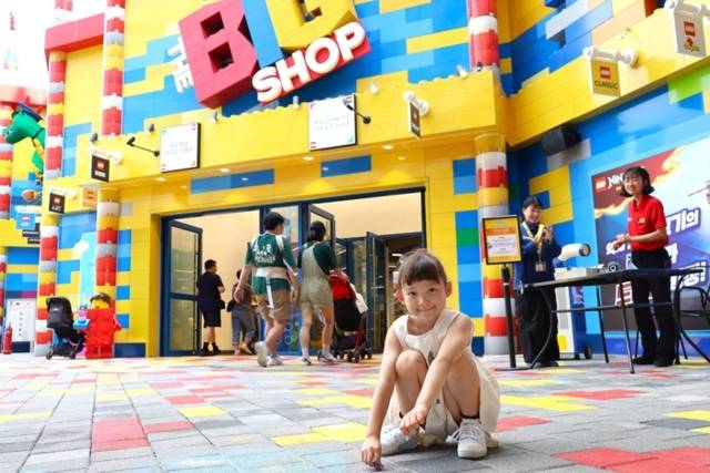 ▲ 레고랜드가 바닥에 자유롭게 그림을 그려볼 수 있는 ‘레고랜드 스케치 SNS 이벤트’를 실시한다. 레고랜드 코리아 리조트 제공