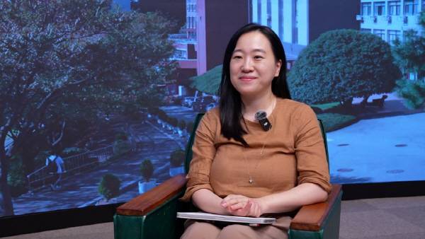 동아대 정소영 미디어커뮤니케이션학과 교수가 인터뷰 질문에 답하고 있다. 박혜원PD