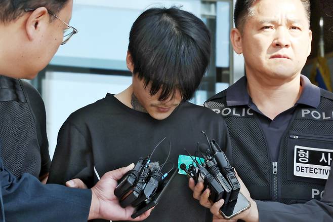 살인 혐의를 받는 박대성(30)씨가 지난해 10월 4일 오전 전남 순천경찰서에서 검찰로 송치되고 있다. 연합뉴스