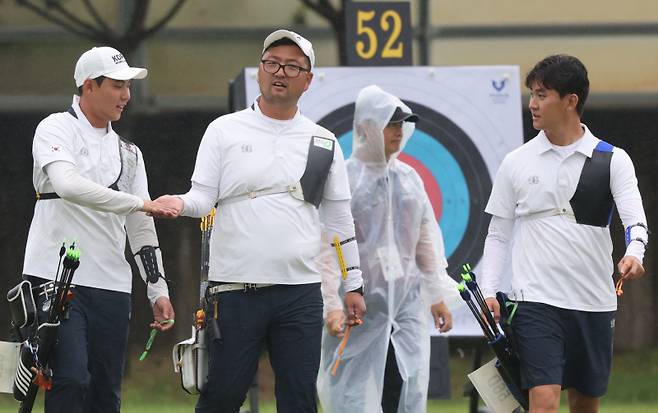 9일 광주 남구 광주국제양궁장에서 열린 2025 세계양궁선수권대회 리커브 남자 단체전 4강에서 승리한 한국 선수들이 서로를 격려하고 있다. 연합뉴스