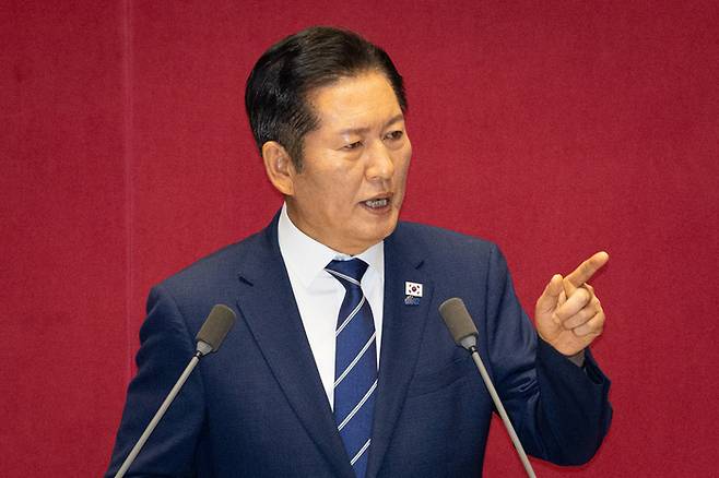 9일 정청래 더불어민주당 대표가 서울 여의도 국회에서 열린 본회의에서 취임 후 처음으로 교섭단체 대표연설을 하고 있다. 정 대표는 연설 도중 항의하는 국민의힘 의원들을 향해 “위헌정당 해산 심판의 대상이 될 수 있다”고 경고했다. 뉴스1