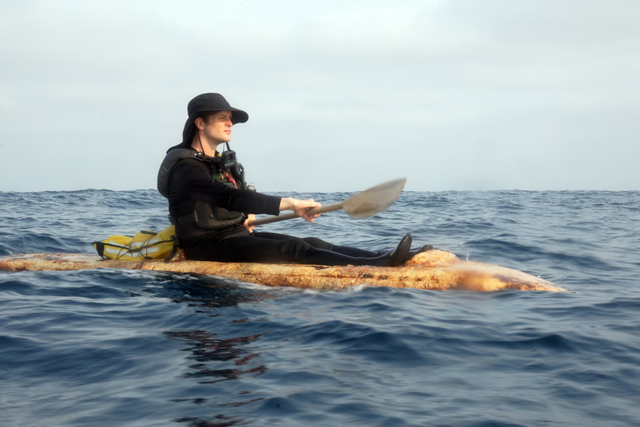 버섯으로 만든 카약을 타고 바다를 횡단한 샘 슈메이커. 샘 슈메이커 제공