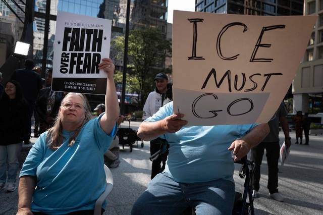 “이민자 급습 반대” : 8일 미국 일리노이주 시카고에서 시민들이 ‘이민세관단속국(ICE)은 물러가라’(ICE must go), ‘두려움보다 믿음을’(Faith over fear) 등의 구호가 적힌 피켓을 들고 도널드 트럼프 행정부의 이민자 단속 정책에 반대하는 시위를 벌이고 있다. AFP 연합뉴스