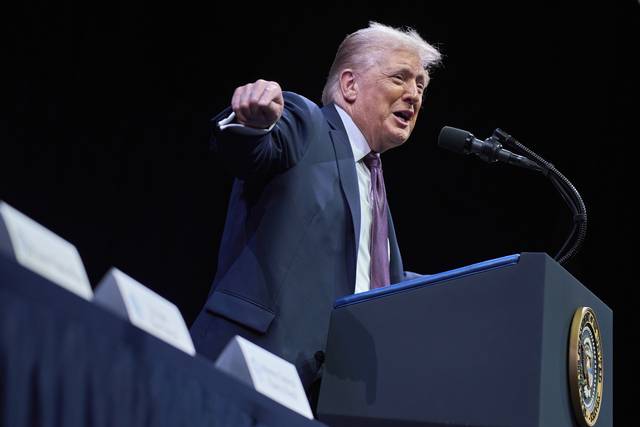 도널드 트럼프 대통령이 8일 오전 워싱턴DC의 성경박물관에서 열린 백악관 종교자유위원회 회의에서 연설하고 있다. AP 연합뉴스