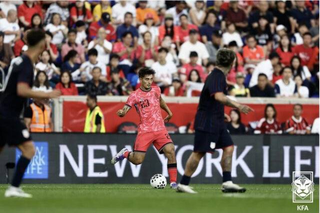 카스트로프가 7일 미국과 경기에서 패스를 하고 있다. /대한축구협회 제공