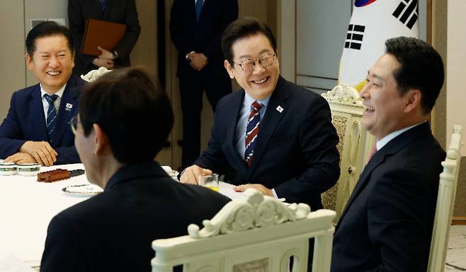 이재명 대통령이 8일 용산 대통령실에서 여야 지도부 오찬 회동을 하고 있다. 왼쪽부터 더불어민주당 정청래 대표, 이 대통령, 국민의힘 장동혁 대표. 연합뉴스