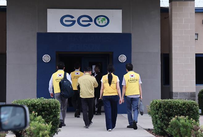 조기중 워싱턴 총영사를 비롯한 신속대응팀이 8일(현지시간) 미국 당국의 이민단속으로 체포된 현대차-LG엔솔 배터리공장 건설 현장 직원들이 수감돼 있는 있는 조지아주 포크스턴의 이민세관단속국(ICE) 구금시설로 향하고 있다. 연합뉴스