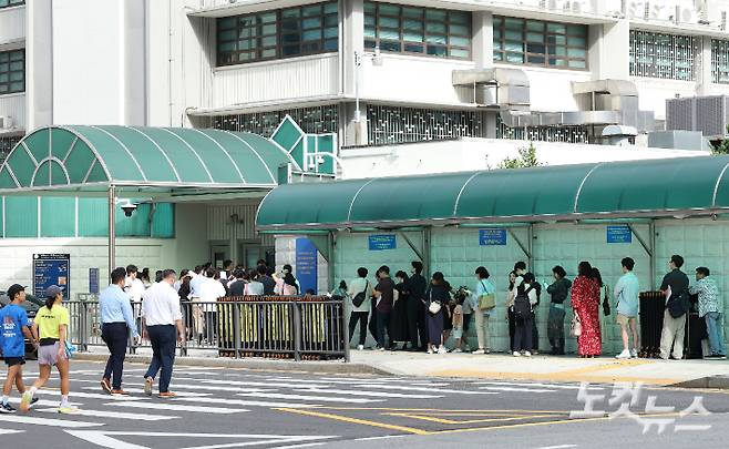 미국 조지아주 현대차그룹-LG에너지솔루션 합작 배터리 공장 건설 현장에서 한국인 300여명이 이민 당국에 체포된 사건으로 인해 미국 비자 문제와 관련한 재발 방지 대책을 마련해야 한다는 목소리가 높아지고 있는 가운데 8일 오전 서울 종로구 주한 미국대사관 앞에서 시민들이 미국 비자를 발급 받기 위해 줄을 서고 있다. 류영주 기자