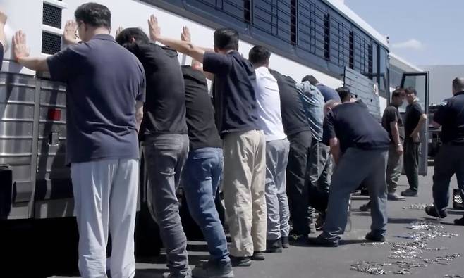 미국 이민세관단속국이 공개한 미국 조지아주 소재 현대차그룹-LG에너지솔루션 합작 배터리공장의 이민 단속 현장 모습. 미국 이민세관단속국 제공