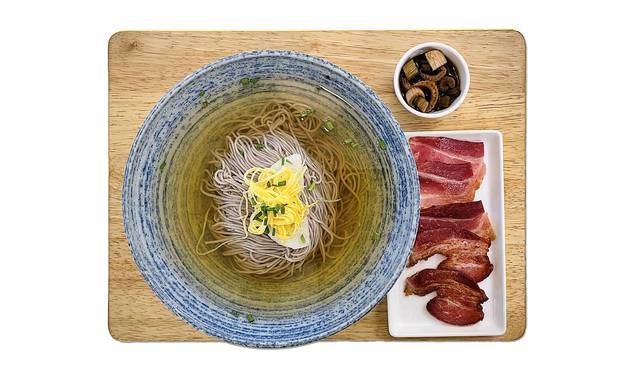 서울 성동구 성수동의 작은 식당 ‘색다른면’의 평양냉면. 구운 베이컨을 메밀면에 싸서 먹는다.
