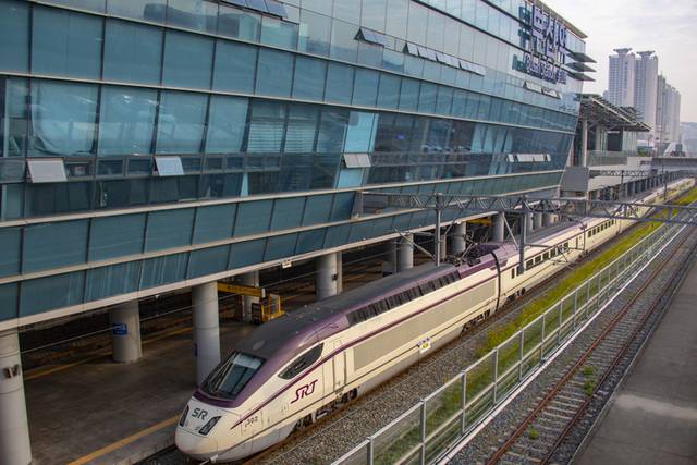 수서고속철도(SRT) 운영사 에스알(SR)이 8~9일 이틀간 경로·장애인·국가유공자를 대상으로 추석 명절 기간 SRT 승차권 우선 예매를 진행했으며 예매율은 55%를 기록했다. 사진은 기사의 특정 사실과 관련 없음. 게티이미지뱅크