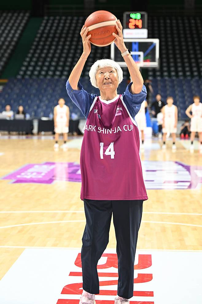 한국 여자농구의 전설 박신자 여사가 2025 박신자컵 개회식이 열린 지난 8월 30일 부산 사직체육관에서 시투를 하고 있다. 한국여자농구연맹 제공