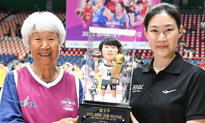 한국 여자농구의 전설 박신자 여사가 2025 박신자컵 개회식이 열린 지난 8월 30일 부산 사직체육관에서 조카인 여자프로농구 BNK 박정은 감독과 함께 대회 우승 트로피를 들어 보이고 있다. 한국여자농구연맹 제공