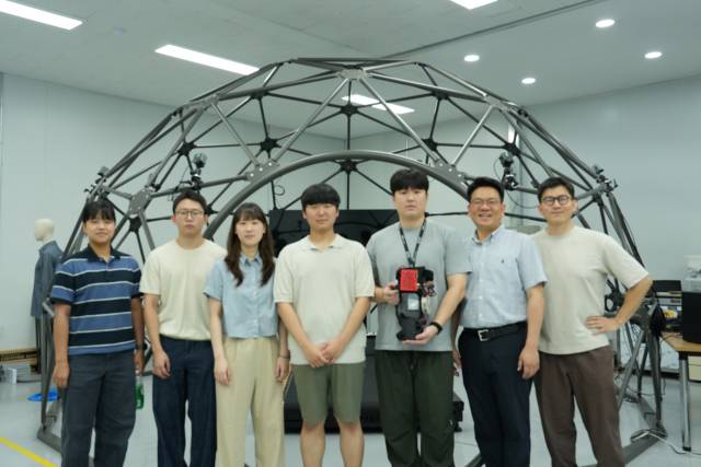 쪽쪽한국생산기술연구원 인간중심로봇연구부문 안범모 수석연구원 연구팀. 왼쪽부터 배민성 학생, 장윤혁 UST학생, 김성은 UST학생, 김시우 UST학생, 박승태 UST학생, 안범모 수석연구원, 신원석 선임연구원. 사진제공=한국생산기술연구원