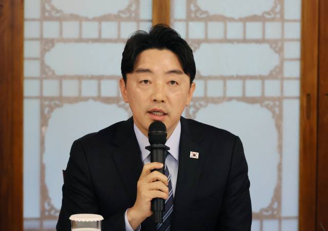 강훈식 대통령 비서실장이 7일 서울 종로구 총리공관에서 열린 고위당정협의회에서 발언하고 있다. 연합뉴스