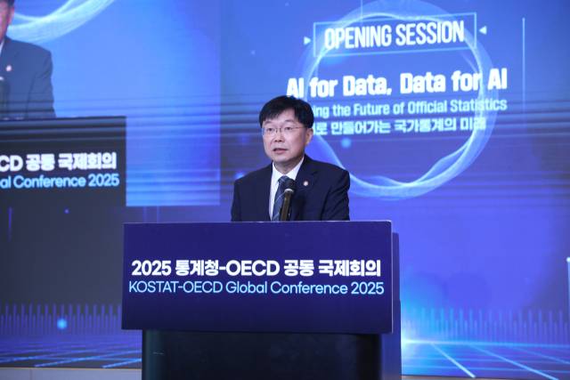 통계청-OECD 공동 국제회의에서 개회사를 하는 안형준 통계청장. 사진 제공=통계청.