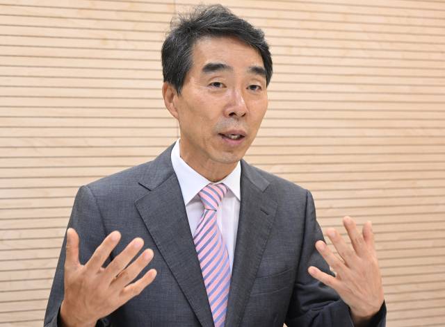 남우진 한국납세자연대 대표가 서울경제신문과 인터뷰에서 “세금 납부는 단순한 의무가 아닌 권리이자 책임”이라고 강조하고 있다. 오승현 기자