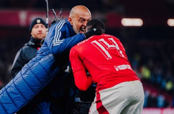 누누 산투(왼쪽) 감독이 영국 노팅엄의 더 시티 그라운드에서 열린 노팅엄 대 입스위치의 2024~2025시즌 잉글랜드축구협회(FA컵) 16강 승부차기에서 승리한 뒤 선수를 껴안으며 기뻐하고 있다. /사진=노팅엄 공식 SNS 갈무리