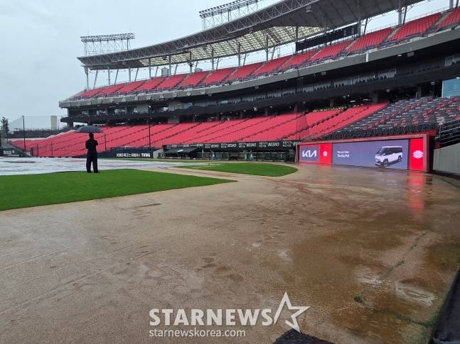 9일 KIA-삼성전이 예고된 광주-기아챔피언스필드 전경. 반복되는 폭우에 그라운드가 진흙탕이 됐다. /사진=김동윤 기자
