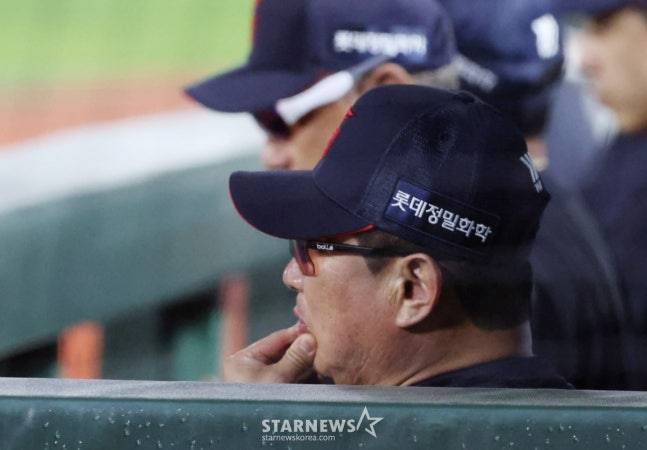 롯데 김태형 감독이 9일 사직 한화전을 지켜보고 있다. /사진=김진경 대기자