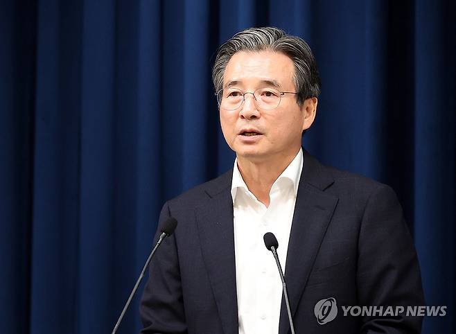 브리핑하는 김용범 정책실장 (서울=연합뉴스) 한상균 기자 = 김용범 정책실장이 31일 용산 대통령실 기자회견장에서 한국형 차세대 전력망 관련 브리핑을 하고 있다. 2025.7.31 xyz@yna.co.kr