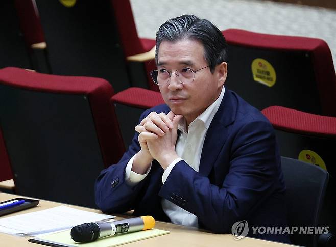 김용범 정책실장 기자간담회 (서울=연합뉴스) 한상균 기자 = 김용범 정책실장이 20일 용산 대통령실에서 기자간담회를 준비하고 있다. 2025.8.20 xyz@yna.co.kr