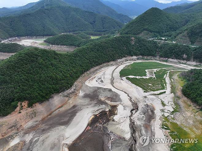 비 소식 간절한 강릉 오봉저수지 (강릉=연합뉴스) 양지웅 기자 = 9일 강원 강릉시 오봉저수지가 바짝 말라붙어 바닥을 드러내고 있다.
최악의 가뭄 사태를 맞고 있는 강릉지역의 생활용수 87%를 공급하는 오봉저수지의 저수율은 이날 오전 6시 기준 12.3%로(평년 70.9%) 전날(12.4%)보다 0.1%포인트 떨어졌다. 2025.9.9 yangdoo@yna.co.kr