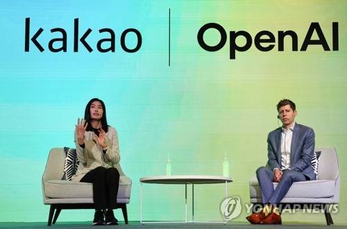오픈AI-카카오' (서울=연합뉴스) 윤동진 기자 = 정신아 카카오 대표가 4일 오전 서울 중구 더 플라자 호텔 서울에서 열린 기자간담회에서 샘 올트먼 오픈AI CEO와 기념촬영하고 있다. 2025.2.4
mon@yna.co.kr