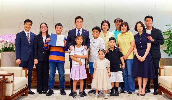 이재명 대통령이 4일 서울 용산 대통령실 청사에서 열린 어린이 초청 행사에 참석한 어린이 가족과 기념촬영을 하고 있다. 2025.9.4 /연합뉴스