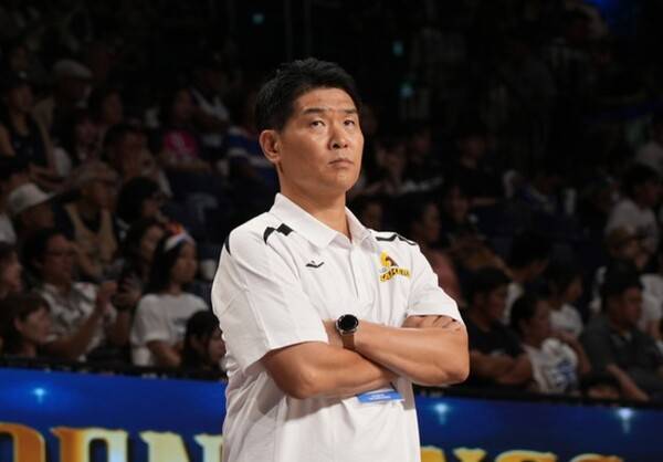 조상현 창원LG 감독이 4일 일본 프로팀 류큐와 경기에서 선수들을 지켜보고 있다. /창원LG