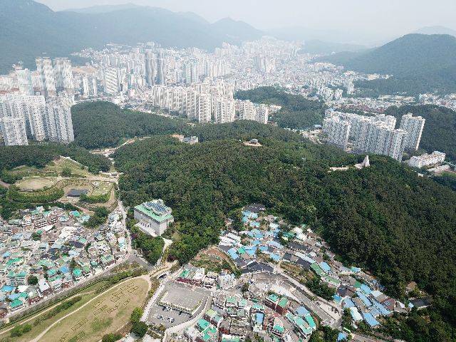 부산 동래구가 동래사적공원 복천박물관 인근에 구립박물관 건립을 추진한다. 사진은 동래사적공원 일원. 부산일보 DB