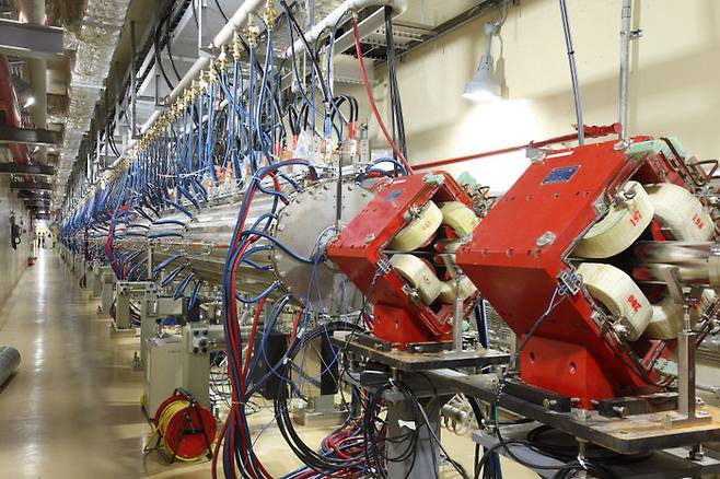 양성자가속기는 2026년부터 2032년까지 1단계 업그레이드를 추진해 성능을 100MeV에서 200MeV로 끌어올리고, 2032년부터 2044년까지 1.5조 원 규모의 2단계 확장을 통해 1GeV급까지 확대된다. 사진은 경주시 건천읍에 있는 한국원자력연구원 양성자과학연구단의 100 MeV 양성자가속기. <양성자과학연구단 제공>