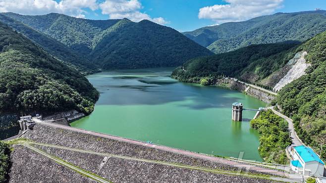 10일 강원 평창군 대관령면 도암댐에 초록빛 물이 차 있다. 환경부와 강릉시가 가뭄 해소를 위해 도암댐 물을 비상 방류해 한시적으로 생활용수로 쓰기로 했다. 오는 20일 전후 시험 방류를 시작하며, 수질 이상 시 즉시 중단한다. 수질검증위원회와 정수 처리 과정을 통해 안전성을 확인하고 하루 1만 톤 원수를 확보할 계획이다. 2025.9.10/뉴스1 ⓒ News1 김진환 기자