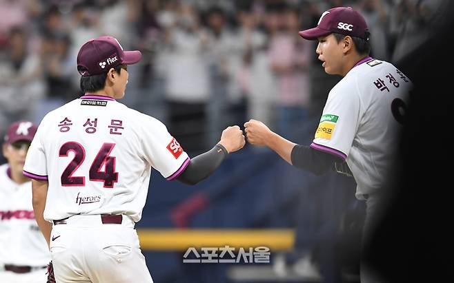 키움 박정훈(오른쪽)이 9일 서울 고척스카이돔에서 열린 2025 KBO리그 LG와 경기에서 3이닝을 무실점으로 막아내며 데뷔 첫 세이브를 기록한 뒤 송성문과 하이파이브를 하고 있다. 고척 | 박진업 기자 upandup@sportsseoul.com