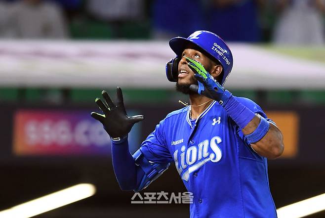 삼성 디아즈가 인천SSG랜더스필드에서 열린 2025 KBO리그 SSG와 경기에서 홈런을 때린 후 홈에 들어오며 세리머니를 하고 있다. 문학 | 박진업 기자 upandup@sportsseoul.com