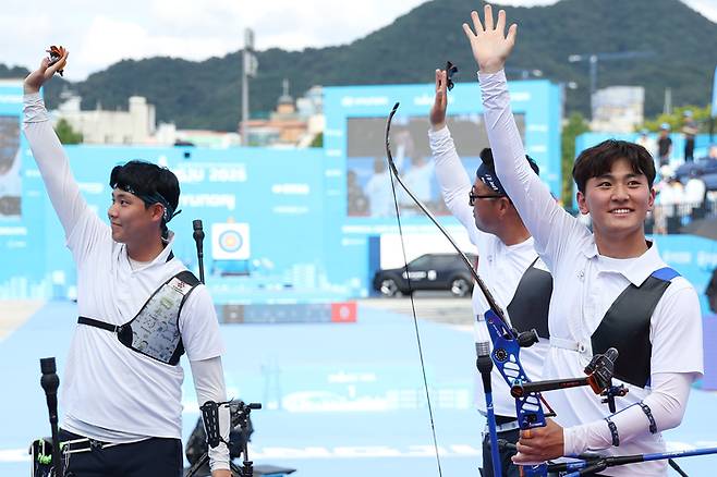 이우석(왼쪽부터), 김우진, 김제덕이 10일 광주 남구 광주국제양궁장에서 열린 2025 세계양궁선수권대회 리커브 남자 단체전 결승에서 금메달을 차지한 뒤 기뻐하고 있다. 광주 | 연합뉴스