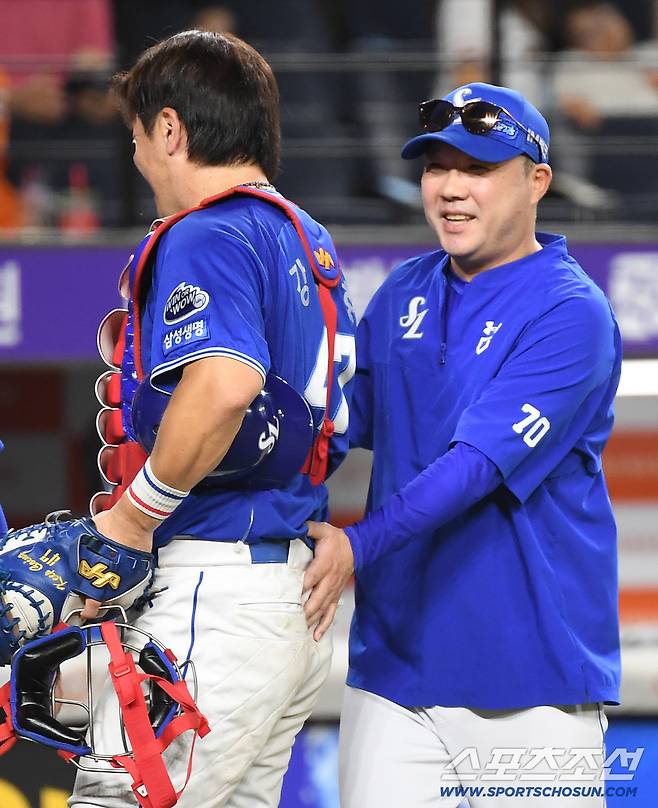 31일 대전 한화생명볼파크에서 열린 삼성-한화전. 삼성이 5대3으로 승리하며 3연전을 싹쓸이 했다. 박진만 감독이 강민호를 맞이하고 있다. 대전=정재근 기자 cjg@sportschosun.com/2025.8.31/