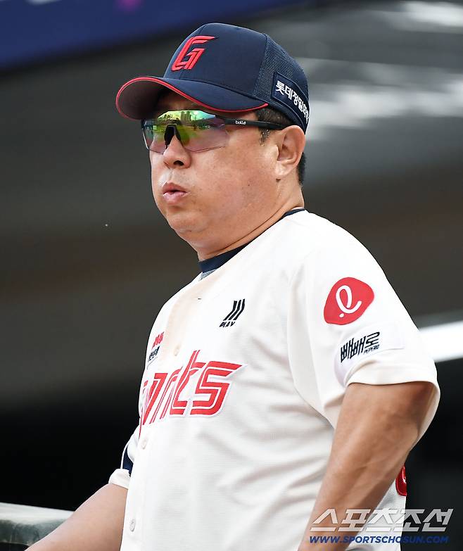 26일 부산 사직구장에서 열린 KT와 롯데의 경기. 롯데 김태형 감독이 그라운드를 응시하고 있다. 부산=정재근 기자 cjg@sportschosun.com/2025.8.26/