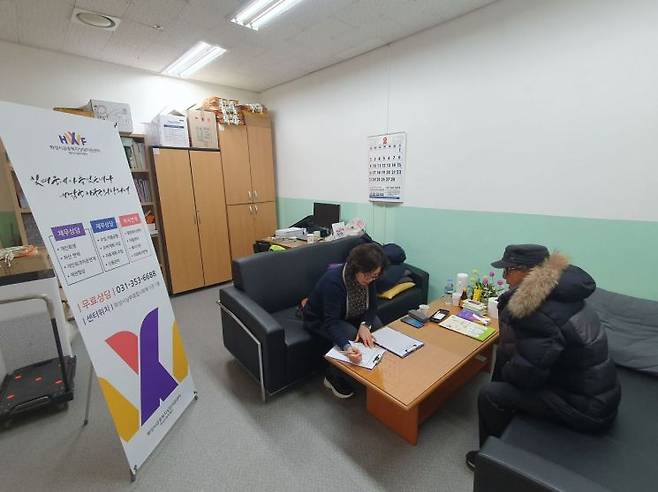 화성시금융복지상담지원센터에서 상담사가 방문객과 채무조정을 위한 상담을 하고 있다. 화성시 제공