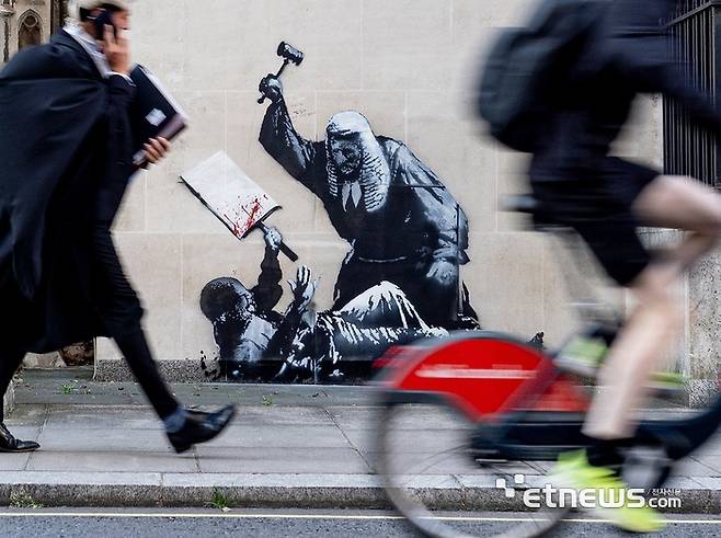 8일(현지시간) 영국 런던 왕립 법원 청사 외벽에 그려진 뱅크시 작품. 사진=뱅크시 웹사이트