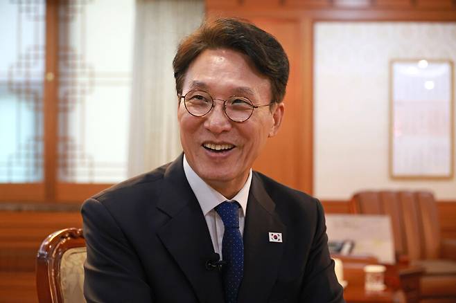 김민석 국무총리가 8일 오후 서울 종로구 정부서울청사 집무실에서 한겨레와 직격인터뷰를 하고 있다. 정용일 선임기자 yongil@hani.co.kr