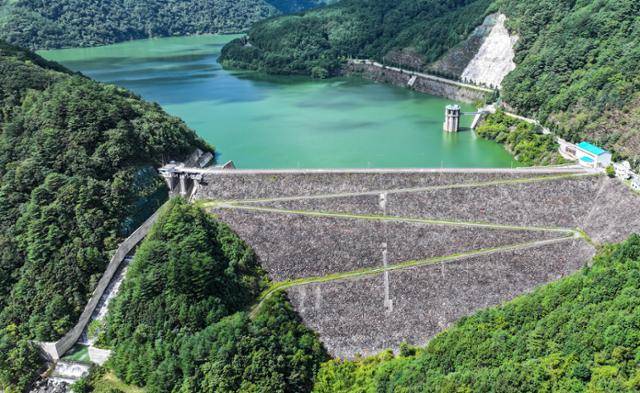 최악의 가뭄에 시달리는 강원 강릉시에 구원투수로 등판한 평창군 도암댐에 10일 초록빛 물이 가득 차 있다. 평창=뉴스1