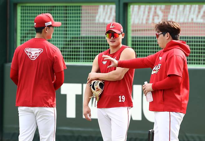 경기에 앞서 대화를 나누는 조병현(가운데)과 이로운. 가장 왼쪽은 김건우. SSG 제공